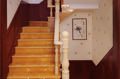 平阴中式别墅室内汉白玉石楼梯的定制安装装饰效果